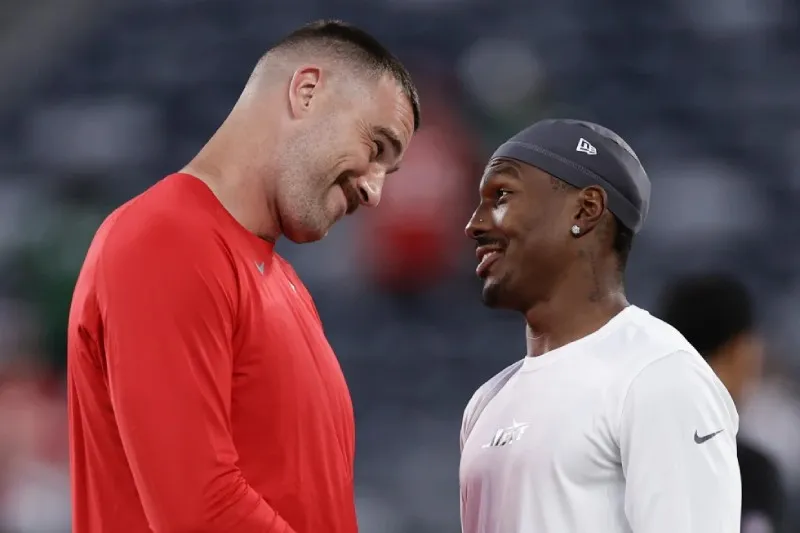 Mecole Hardman y Travis Kelce | AP