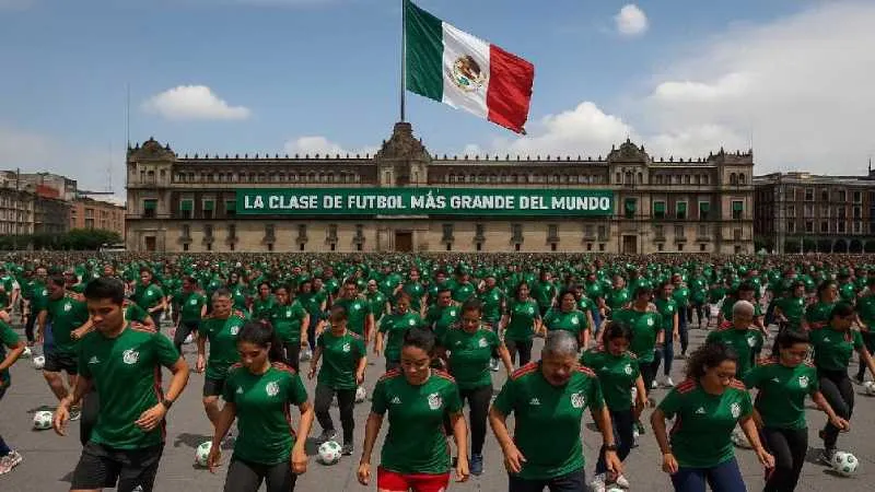 La CDMX busca imponer dos nuevos Récord Guinness en materia de futbol/ChatGPT
