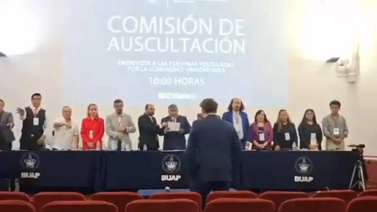El candidato estaba escuchando el veredicto de su desestimación/X