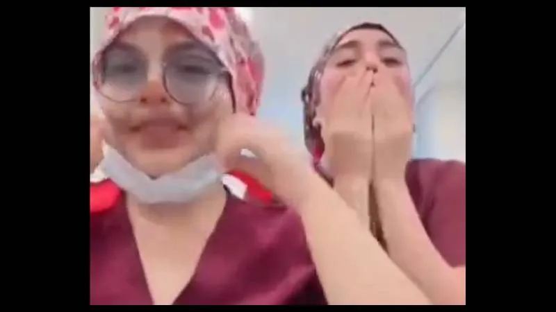 Las médicas aparecen con uniforme clínico, cubrebocas y usando un filtro de payaso. / Captura de pantalla