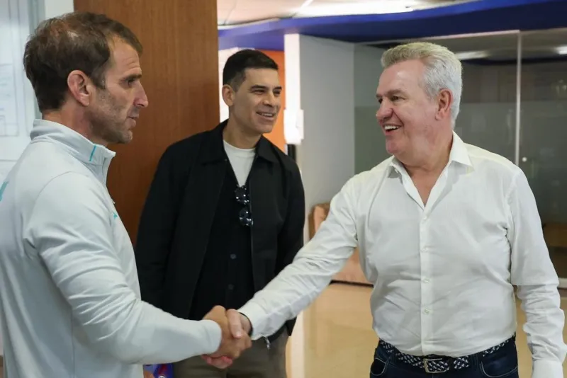 Aguirre saluda a Iván Alonso, director deportivo de Cruz Azul | CORTESÍA