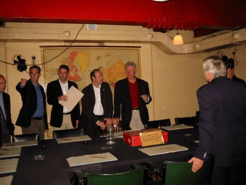 Bill Clinton y el actor Kevin Spacey aparecen en esta foto. / Departamento de Justicia