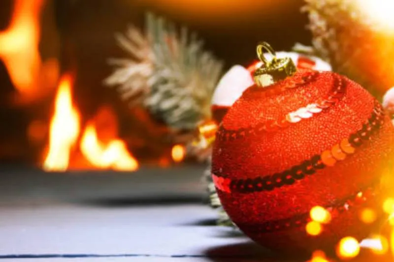 Un pequeño descuido puede convertir una celebración navideña en una emergencia. / iStock