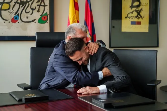 García abraza a Joan Laporta tras firmar su nuevo contrato | @FCBarcelona