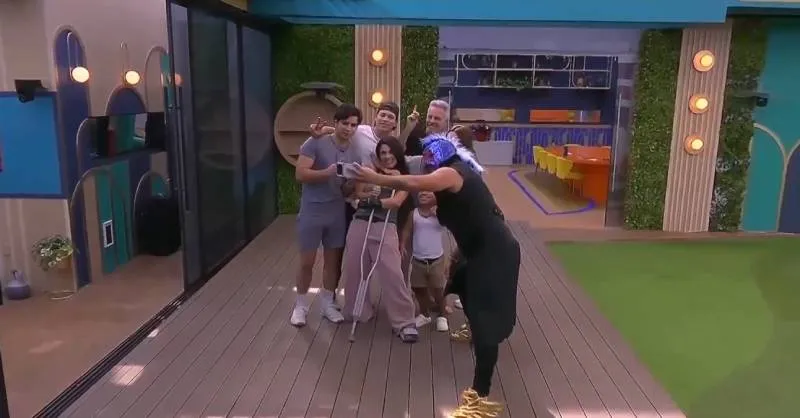 El Escorpión les presumió su iPhone 17 y se tomaron una selfie/X: @LaCasaFamososMx