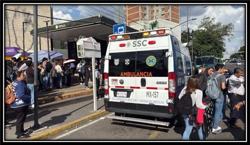 El servicio se suspendió unos minutos mientras retiraban el cuerpo de la joven/X