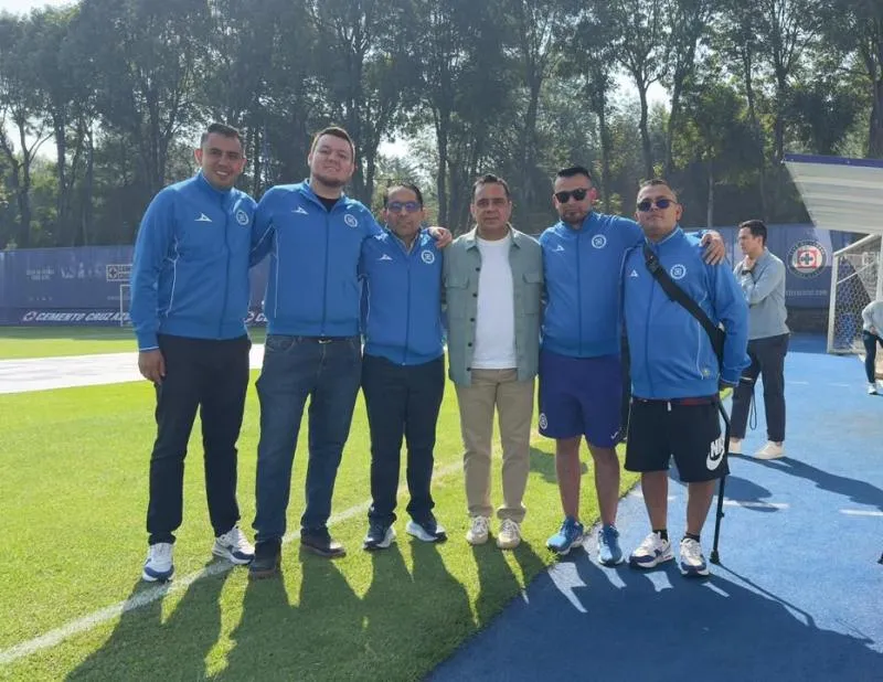 Víctor Velázquez con integrantes de la Sangre Azul | ILIANY APARICIO