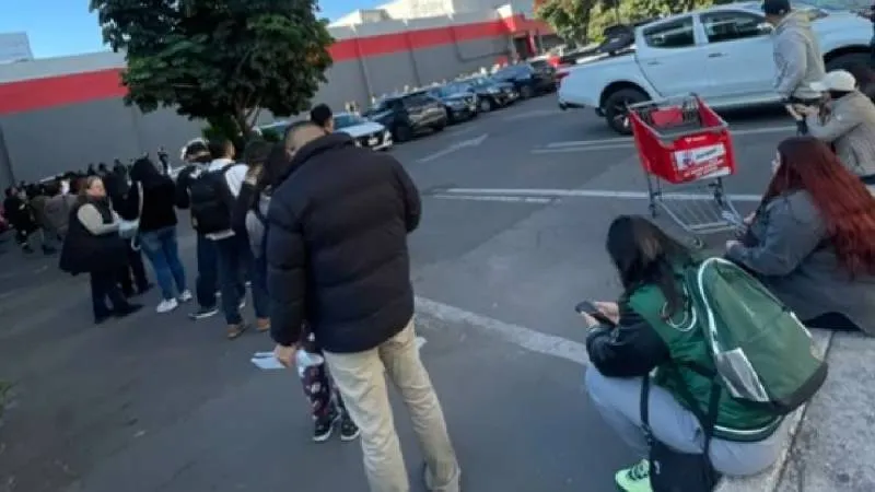 Hay gente que se forma desde un día antes para alcanzar una ficha en las Tesorerías de la CDMX/TikTok