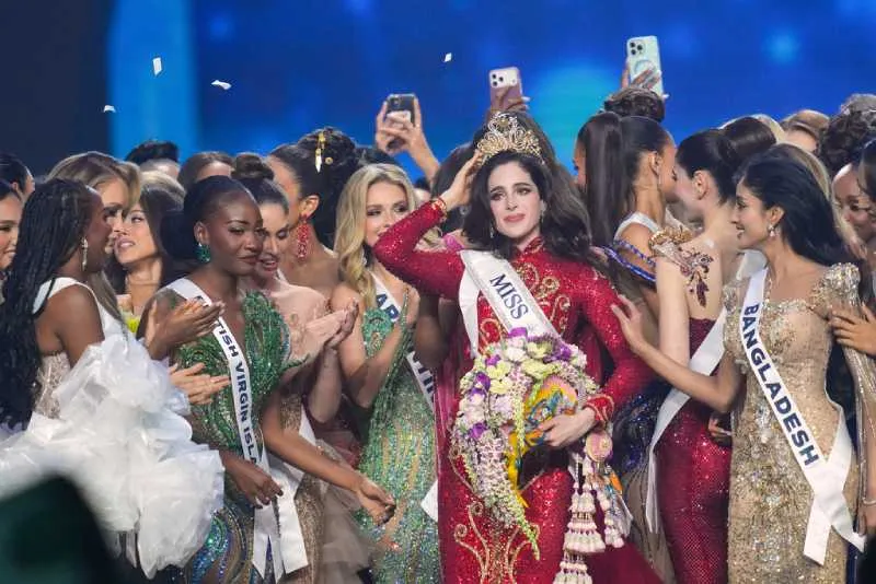 Fátima Bosch fue coronada como la reina de belleza de Miss Universo 2025/AP