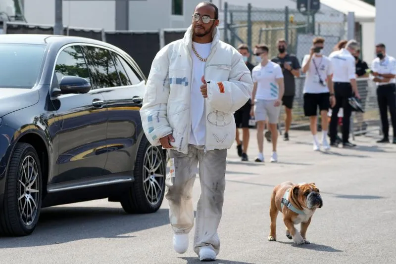 Lewis Hamilton junto a su perro, Roscoe