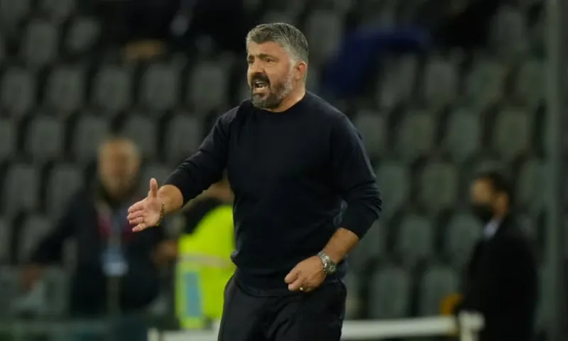Gattuso da indicaciones durante un partido