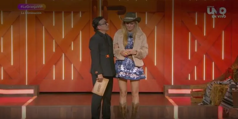 Manola Díez entre lágrimas llegó al foro para encontrarse con el conductor Adal Ramones/TV Azteca