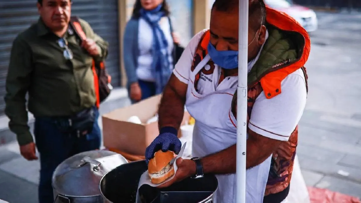 El desayuno de tamal en torta con atole cuesta menos de 50 pesos/X