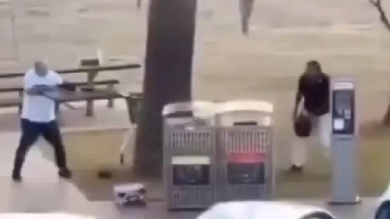 Luego de desarmarló, el héroe de Bondi Beach ahuyentó al tirados/X: @SamaramGill