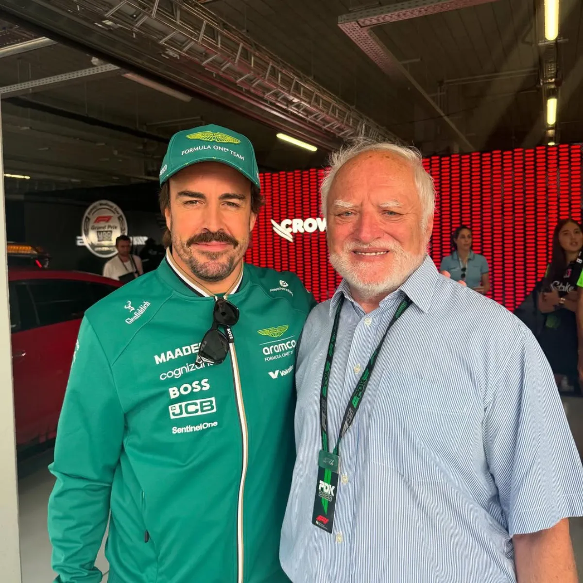 Fernando Alonso también se fotografió con el señor del meme