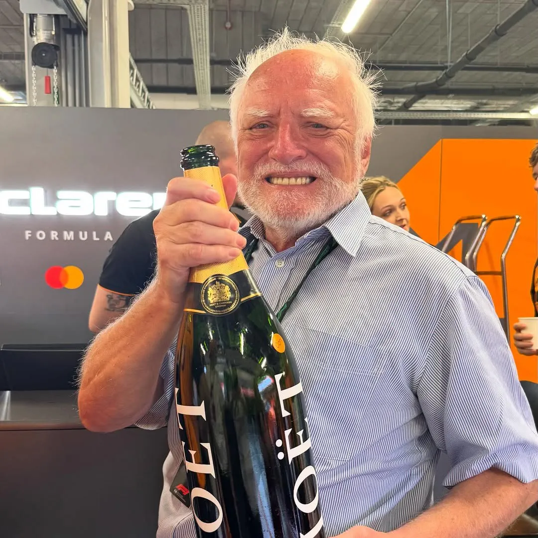 Así fue la foto que Arató se tomó en el garage de McLaren