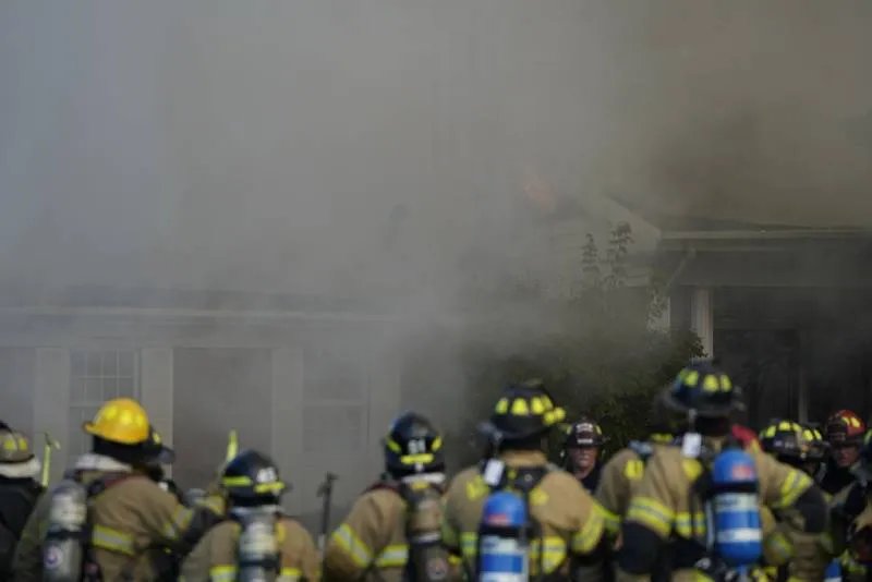 Bomberos llegaron a la zona a controlar el fuego/AP