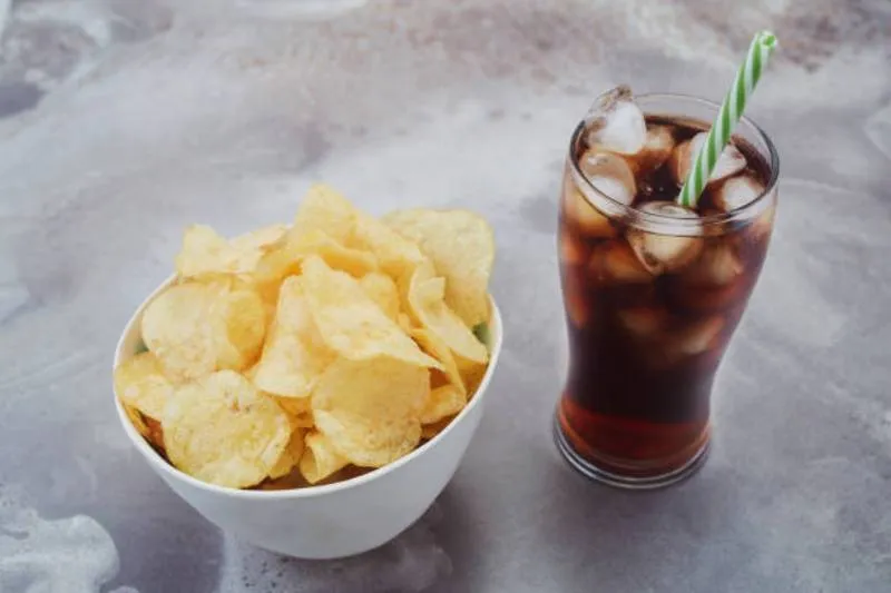 El impuesto aplicaría a refrescos, bebidas alcohólicas y energéticas, además de dulces y helados. / iStock