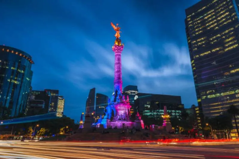 El Ángel de la Independencia será uno de los puntos más iluminados durante el paseo. / iStock