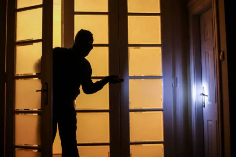 Los robos bajo la modalidad ‘La Patrona’ no usan violencia física directa, pero vacían las casas por dentro. / iStock