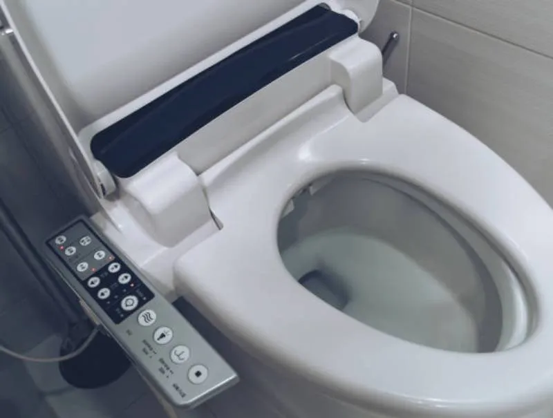 El uso de agua reduce la necesidad de papel higiénico y disminuye la generación de residuos. / iStock