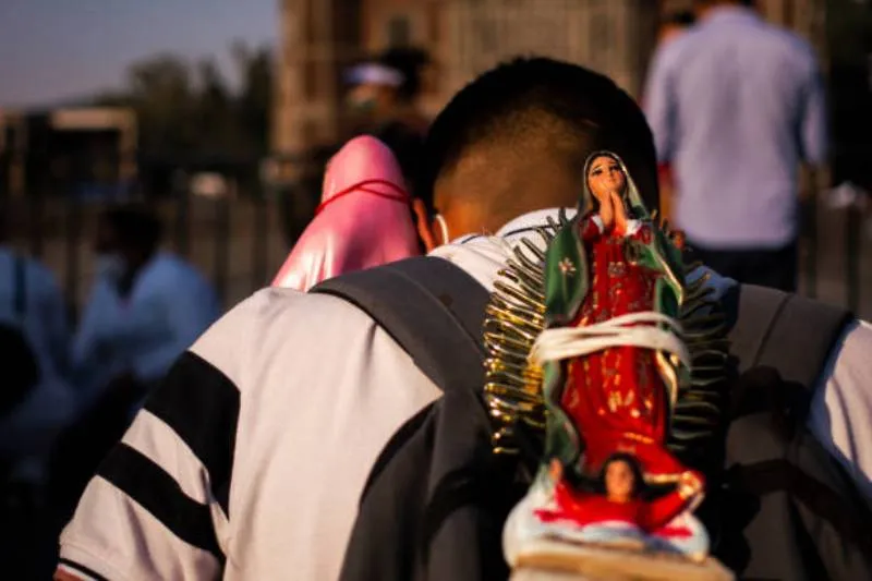 Las peregrinaciones forman parte de una tradición que reúne a familias completas en la capital. / iStock