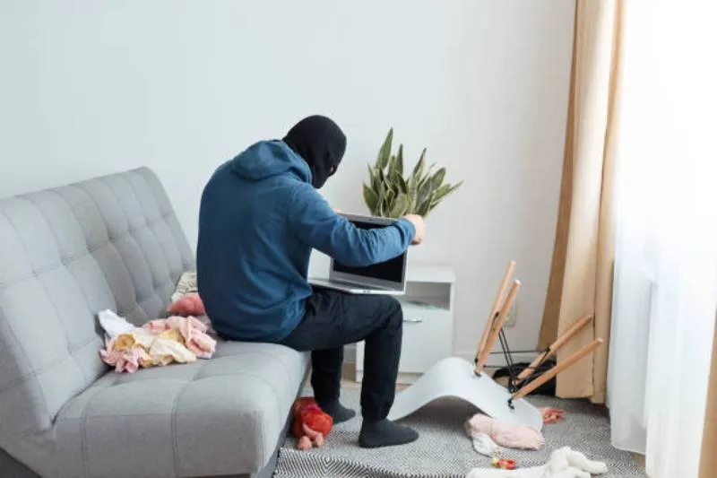 Reportes señalan que joyas y objetos de alto valor han sido sustraídos con esta técnica en domicilios de lujo. / iStock