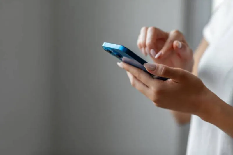 La app de mensajería ahora permite enviar fotos en movimiento y Live Photos/iStock