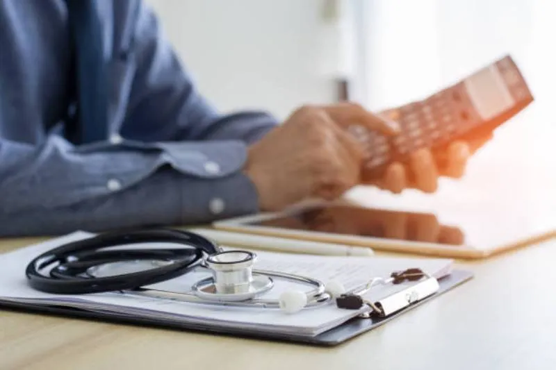 Para que las deducciones sean válidas, los gastos deben tener factura y pagarse con métodos electrónicos. / iStock