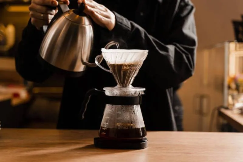 El café filtrado es un método de preparación que extrae el sabor del café al pasar agua caliente a través de granos molidos y un filtro/iStock
