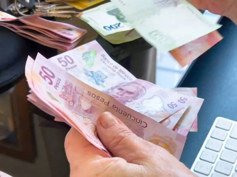 Algunos adultos mayores sí pueden estar recibiendo más de un depósito debido a otros programas. /iStock