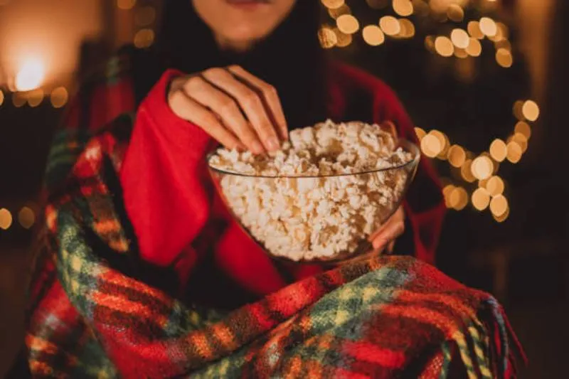 El cine navideño continúa como una tradición en millones de hogares. / iStock
