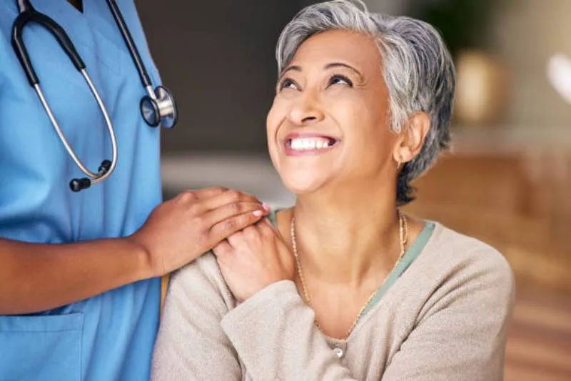 Los adultos mayores podrán tener consultas médicas gratuitas. / iStock