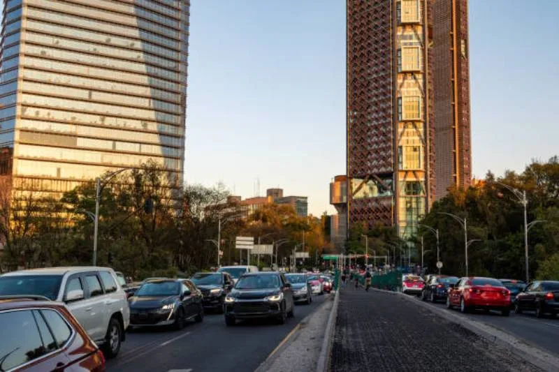 La multa por circular cuando no te toca es entre 2 mil 075 pesos a 3 mil 113 pesos. / iStock