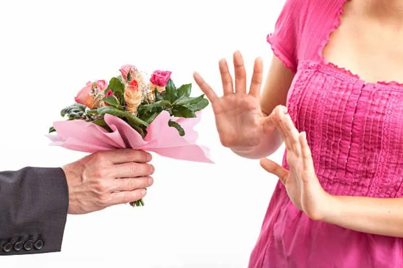 Toma precauciones y no aceptes regalos u objetos en la calle/iStock