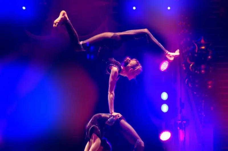 El espectáculo combina acrobacias, música y ambiente navideño. / iStock