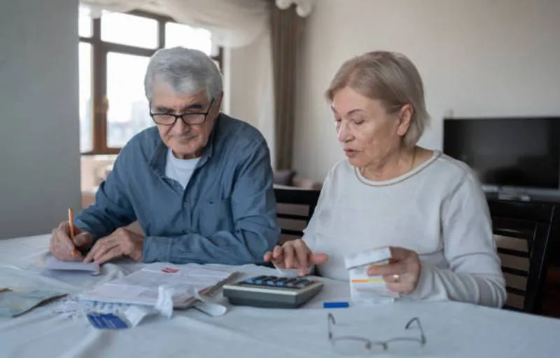 El beneficio aplica en distintos municipios del país y busca apoyar la economía de los adultos mayores. / iStock