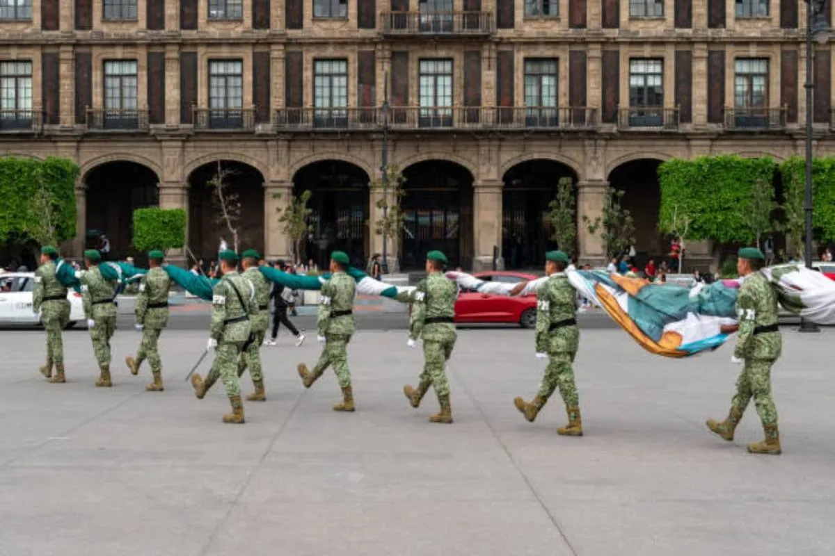 Se suspenden despegues y aterrizajes debido al desfile aéreo militar/iStock