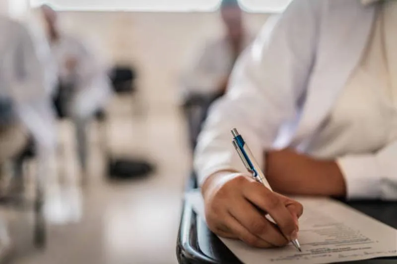 El caso abrió el debate sobre los límites del uso de dispositivos inteligentes en evaluaciones académicas/iStock