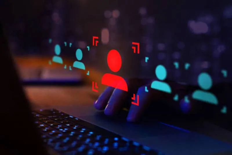 La llamada “estafa invisible” engaña al sistema de resumen automático de Google para robar datos personales. / iStock