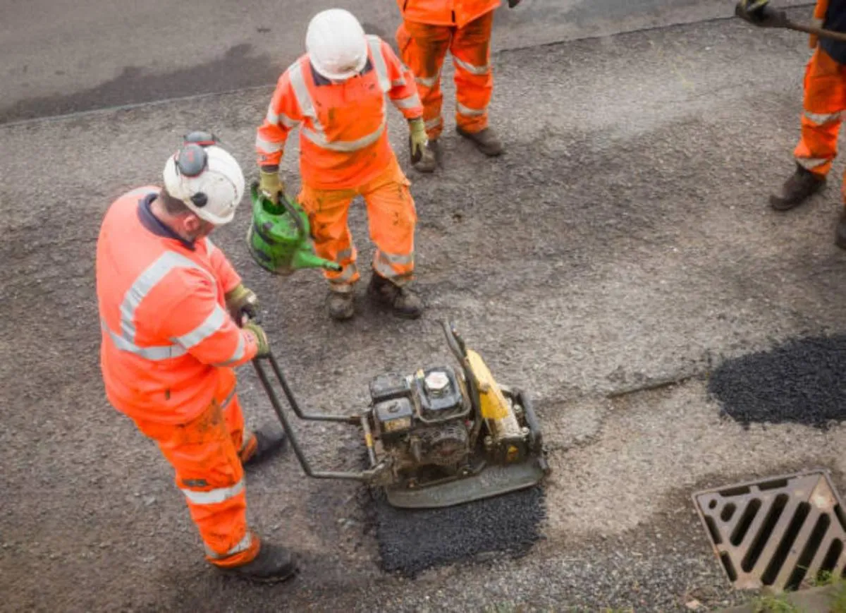 Factores como lluvias, tránsito pesado y fugas de agua subterránea agravan el deterioro del pavimento / iStock