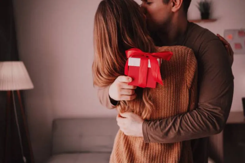 Regalos simbólicos como flores, cartas y chocolates forman parte de las celebraciones del Día del Novio en México/iStock