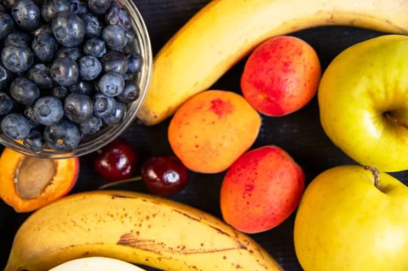 La dieta frutariana es una dieta vegana que se basa principalmente en el consumo de frutas, complementada con frutos secos, semillas y algunas verduras/iStock