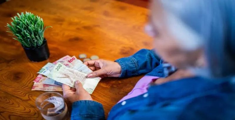 Los depósitos de la Pensión IMSS 2026 se realizarán, en su mayoría, durante los primeros días hábiles de cada mes. / iStock