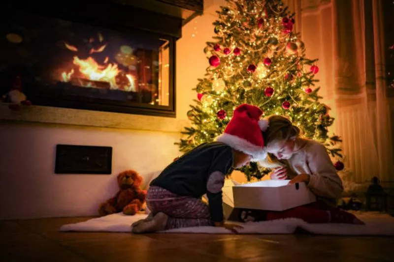 Niños y familias podrían enfrentar una Navidad con menos juguetes debido a los retrasos en la producción global. / iStock