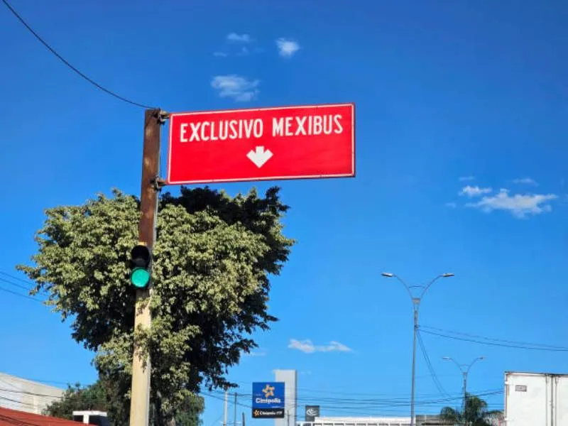 Circular, girar o detenerse en los carriles del Mexibús se considera invasión y puede generar una sanción automática. / iStock