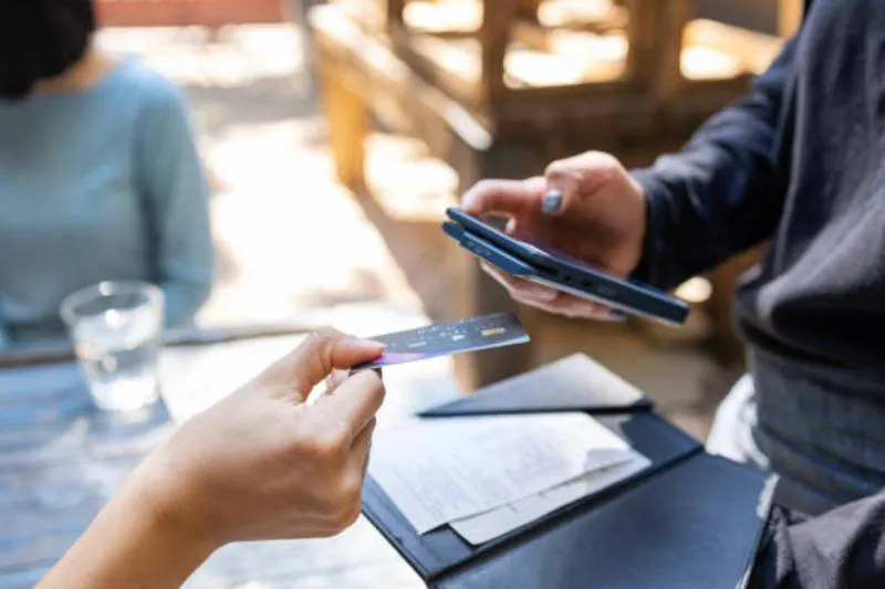 Los usuarios pueden consultar promociones y comercios participantes desde las apps de cada banco. / iStock