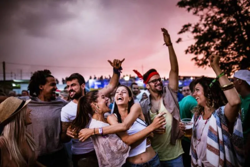 El debate continúa entre la protección al consumidor y la libertad de empresa. / iStock