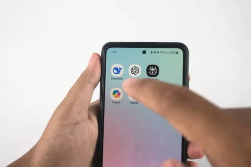 Los usuarios adultos verificados podrán disfrutar de una experiencia más personalizada en ChatGPT, informó OpenAI. / iStock