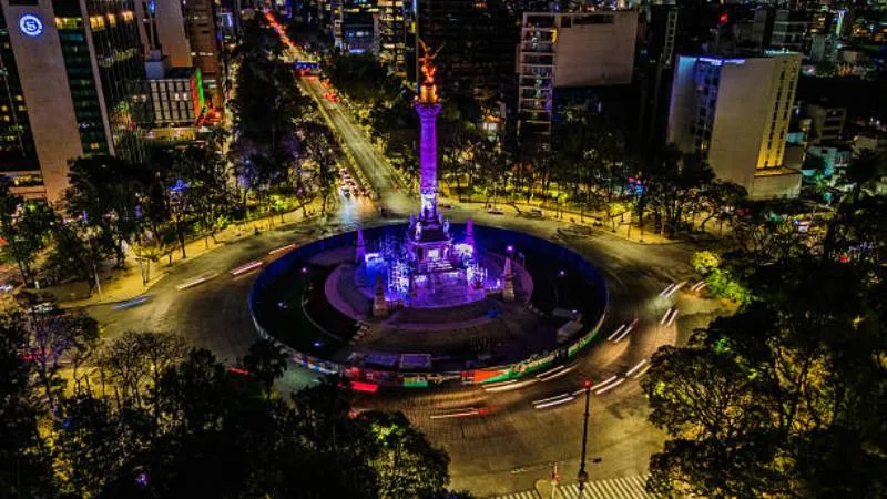 La CDMX encenderá el espíritu festivo con un recorrido nocturno lleno de luces y decoración navideña. / iStock